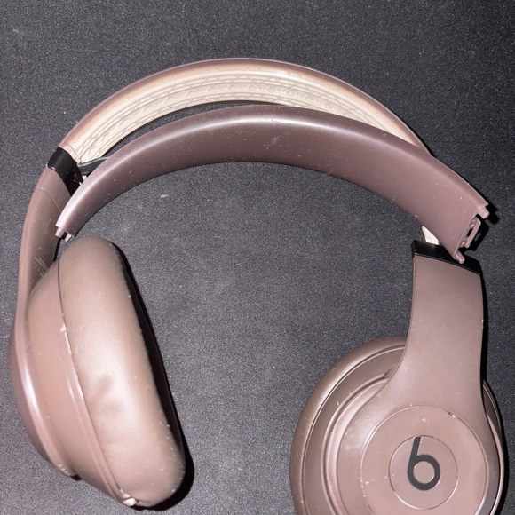 Brown Beats by Dre. Over-Ear Headphones with Enhanced Sound Quality - Picture 1 of 5